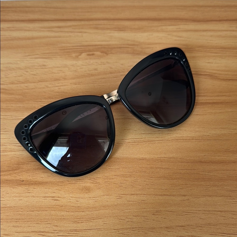 Chic Black Cat-Eye Sunglasses